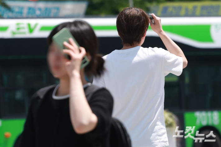 무더운 날씨를 걷는 시민들. 류영주 기자