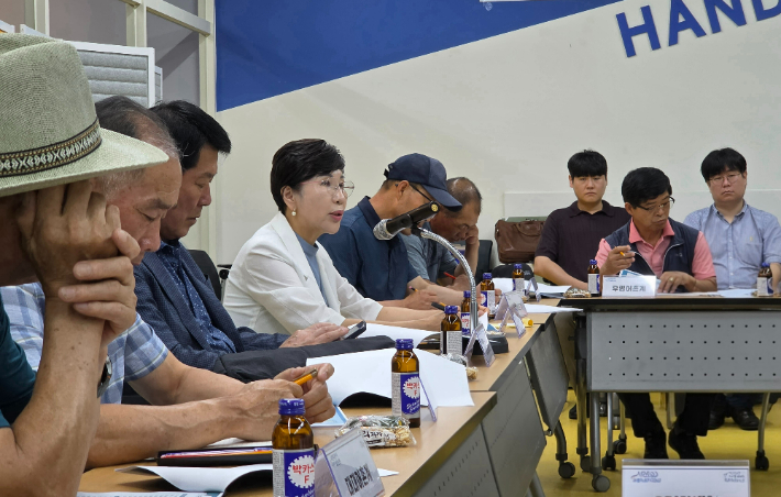 한춘옥 의원(왼쪽)이 발언하고 있다. 통합특별시의회 제공
