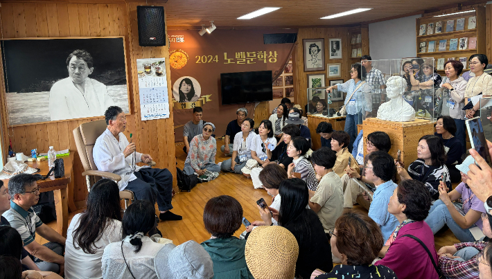 교사들이 한승원 작가의 발언을 경청하고 있다. 통합특별시교육청 제공