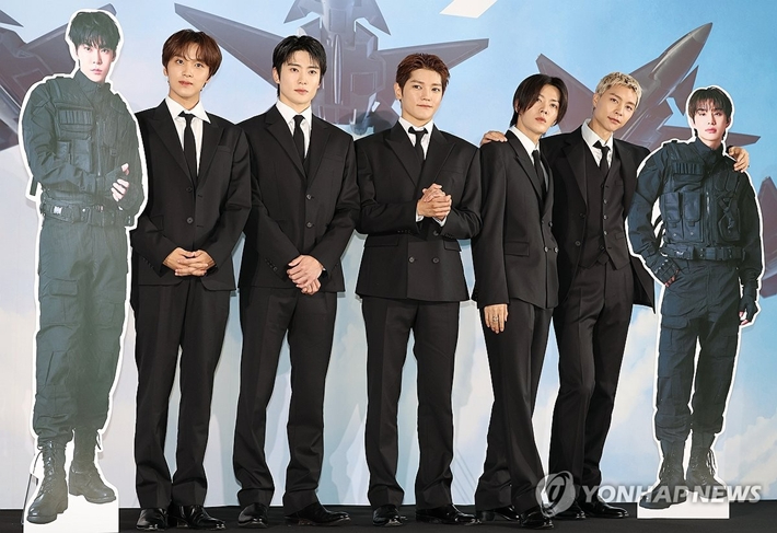 24일 오전 서울 송파구 스카이31 컨벤션에서 정규 7집 '블링이' 기자간담회를 연 그룹 NCT 127. 현재 군 복무 중인 도영(맨 왼쪽)과 정우(맨 오른쪽)는 판넬로 함께했다. 연합뉴스