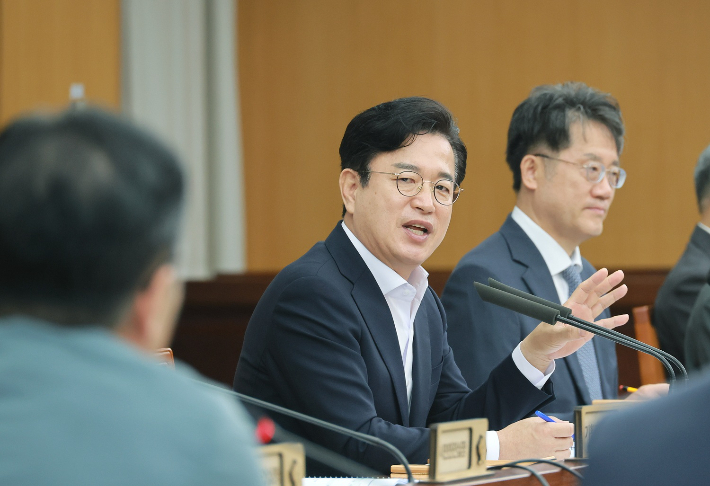 허태정 대전시장이 24일 주간 업무 회의를 주하고 있다. 대전시 제공
