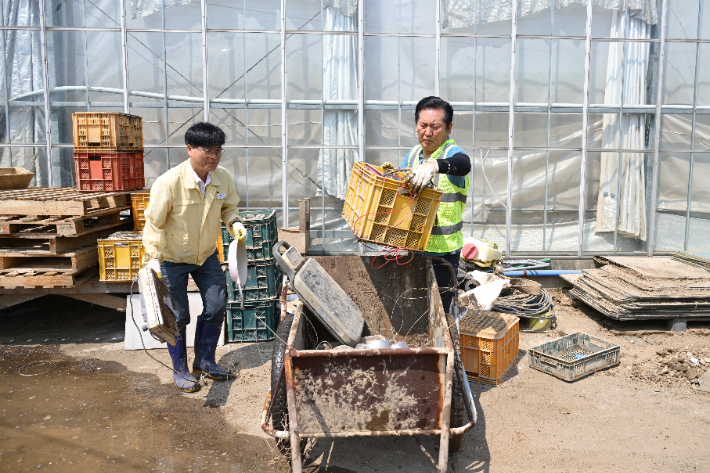 정청래 전 대표가 거제를 찾아 수해 복구에 힘을 보탰다. 독자 제공 