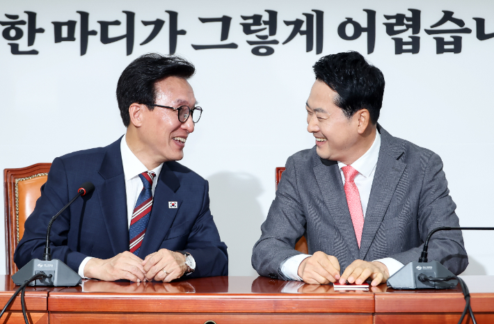 더불어민주당 김민석 대표(왼쪽)와 국민의힘 장동혁 대표가 24일 국회에서 만나 얘기를 나누며 밝게 웃고 있다. 이날 만남은 김민석 대표가 취임 인사차 방문해 성사됐다. 연합뉴스