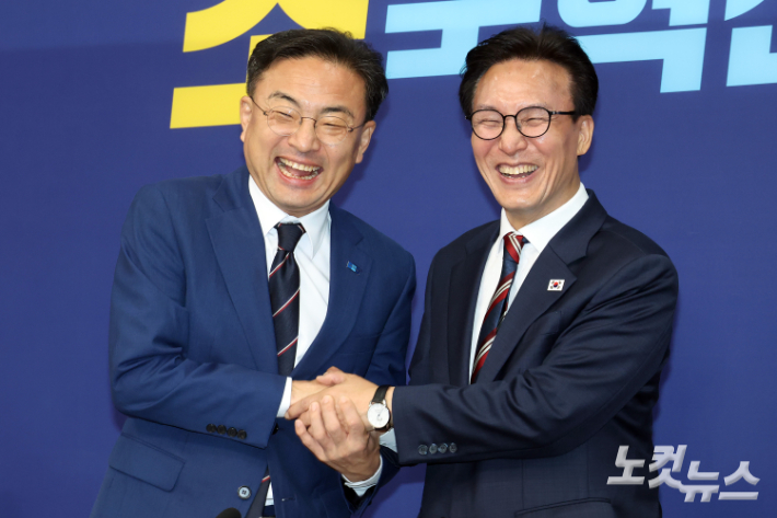 더불어민주당 김민석 대표(오른쪽)가 24일 서울 여의도 국회에서 조국혁신당 신장식 대표를 예방하며 손을 잡고 있다. 윤창원 기자
