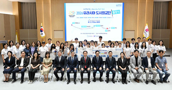 유라시아 도시외교단은 24일 오전 부산시청에서 출정식을 열고 중국 상하이를 시작으로 카자흐스탄 알마티, 우즈베키스탄 타슈켄트, 영국 리버풀·런던을 방문한다. 부산시의 제공