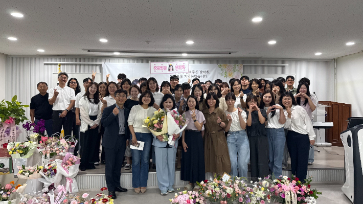 강원 홍천교육지원청은 24일 오전 지원청 대회의실에서 문선옥 교육장의 정년 퇴임식을 개최했다. 홍천교육지원청 제공