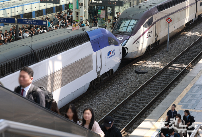 KTX 열차와 SRT 열차가 하나로 연결돼 있는 모습. 류영주 기자