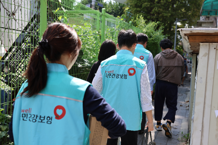 폭염 취약계층 냉감패드·양우산 지원 현장. 건보공단 제공