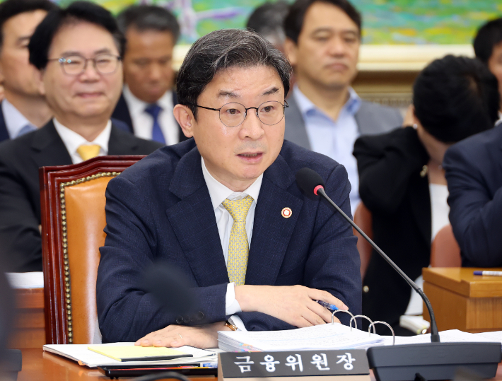 이억원 금융위원장이 24일 국회에서 열린 정무위원회 제1차 전체회의에서 위원들의 질의에 답하고 있다. 연합뉴스