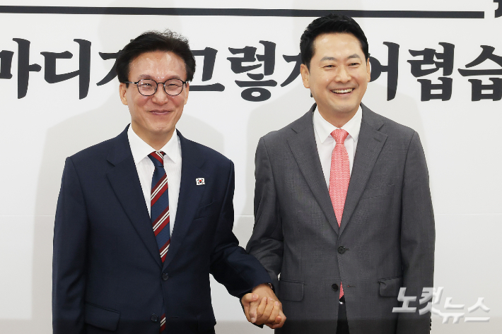 더불어민주당 김민석 대표가 24일 서울 여의도 국회에서 국민의힘 장동혁 대표를 예방하며 기념촬영을 하고 있다. 윤창원 기자