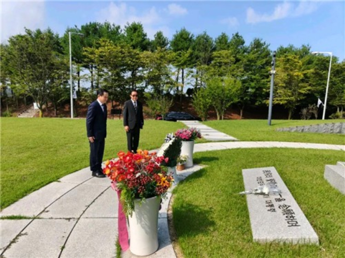 한중 수교 34주년을 맞아 노태우 전 대통령 묘역을 참배하는 다이빙(戴兵) 주한 중국대사. 연합뉴스