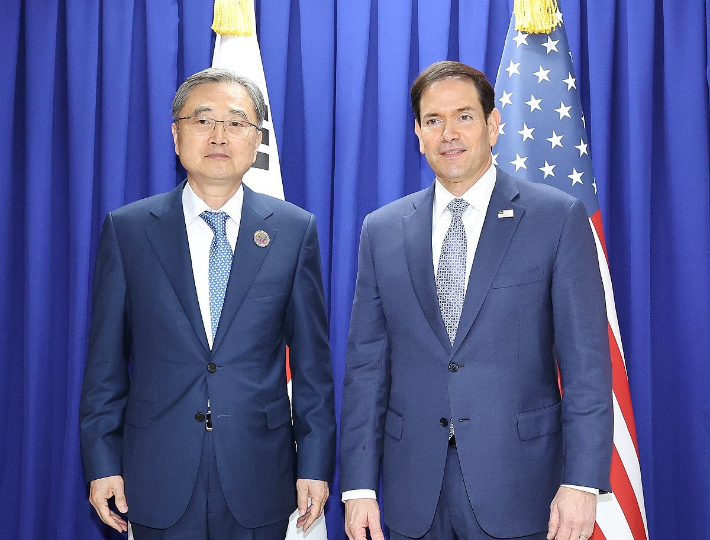 조현 외교부 장관(왼쪽)과 마코 루비오 미국 국무장관이 22일 필리핀 마닐라 필리핀국제컨벤션센터(PICC)에서 아세안관련 외교장관회의 계기에 열린 한미일 외교장관회의에 앞서 기념 촬영을 하고 있다. 연합뉴스