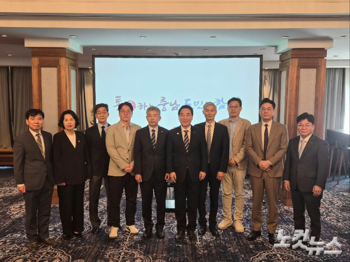 독일 현지 법인 대표들과의 간담회를 마친 뒤 참석자들이 기념촬영을 하고 있다. 김정남 기자