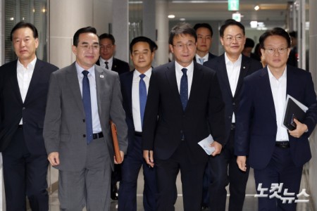 더불어민주당 한병도 원내대표와 박홍근 기획예산처 장관이 25일 서울 여의도 국회 의원회관에서 열린 2027년 예산안 당정협의에서 참석하고 있다.