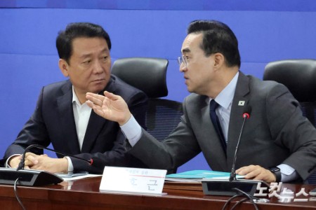 박홍근 기획예산처 장관과 이광재 국회 예산결산특별위원장이 25일 서울 여의도 국회 의원회관에서 열린 2027년 예산안 당정협의에서 대화를 하고 있다.