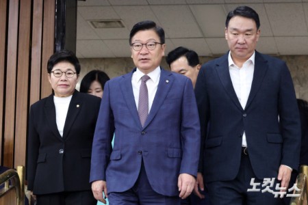 원내대책회의 참석하는 정점식