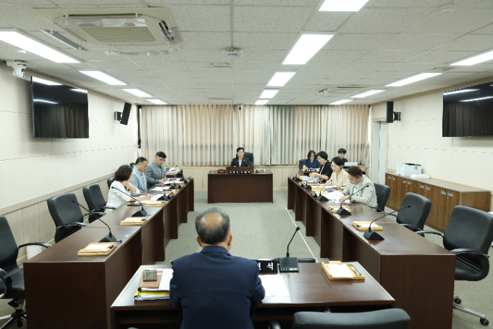 여수시의회 여수국가산업단지 특별위원회가 간담회를 진행하고 있다. 여수시의회 제공