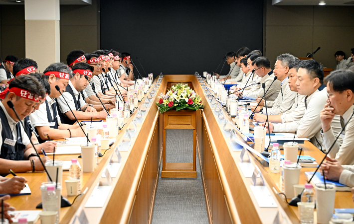 현대자동차 노사는 8월 24일부터 이틀간 울산공장에서 열린 제17차 교섭에서 밤샘 논의 끝에 합의점을 찾았다. 사진은 지난 5월 6일 노사 상견례 모습. 현대차 제공