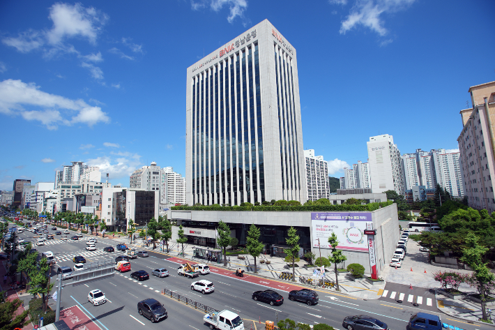 BNK경남은행 본점 전경. 경남은행 제공 