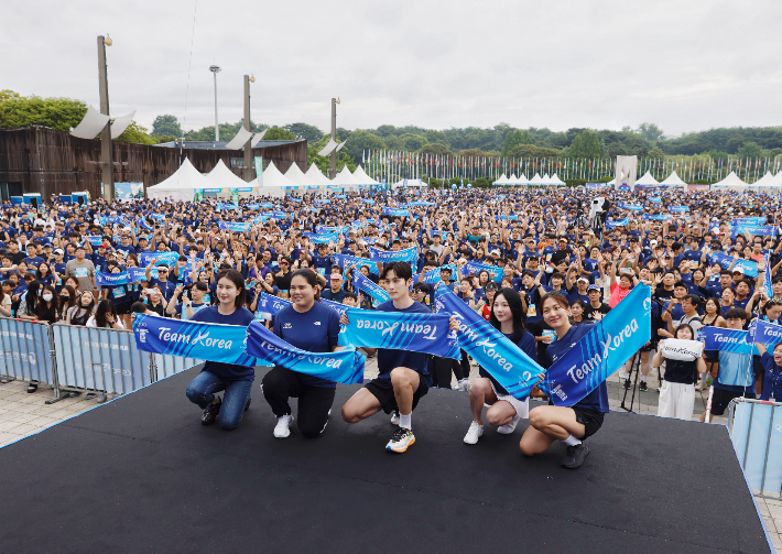 2024년 올림픽데이런. 기보배, 박인비, 김준호, 박승희 등 올림픽 스타들이 파리 올림픽 선전을 기원하는 퍼포먼스를 하고있다. 대한체육회 제공