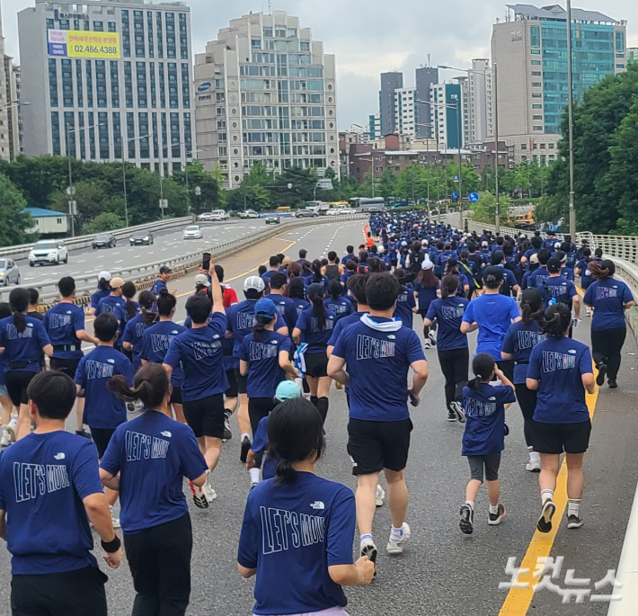 지난 2024년 6월 23일 열린 '올림픽데이런 2024' 행사 당시 5km 마라톤에 참가한 러너들의 달리는 장면. 동규기자