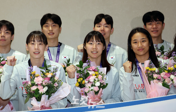 2026 세계배드민턴연맹(BWF) 세계선수권대회에서 금메달을 따낸 배드민턴 대표팀 이소희(왼쪽부터), 백하나, 안세영이 25일 인천국제공항 2터미널을 통해 귀국한 뒤 기념촬영 하고 있다. 인천공항=황진환 기자