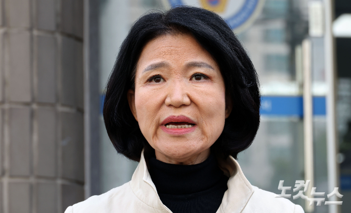 국민의힘 이진숙 의원이 5·18 민주화운동 토론회 논란과 관련해 자신을 '여자 히틀러'라고 비판한 더불어민주당 김민석 대표를 모욕 혐의로 24일 서울 영등포경찰서에 고소장 제출 후 민원실을 나서고 있다. 황진환 기자