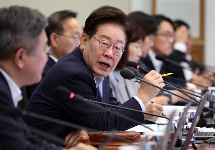 이재명 대통령이 25일 청와대에서 열린 국무회의에서 발언하고 있다. 연합뉴스