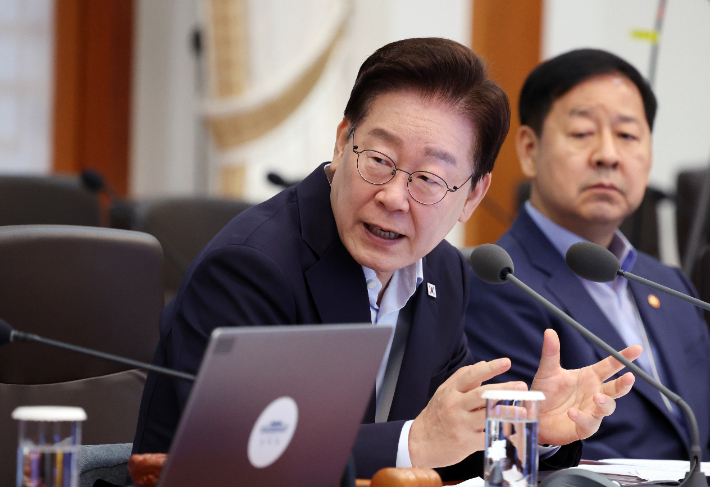 이재명 대통령이 25일 청와대에서 열린 국무회의에서 발언하고 있다. 연합뉴스