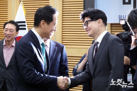 오세훈 서울시장과 한동훈 무소속 의원이 25일 서울 국회 의원회관에서 열린 제10차 대한민국 미래혁신포럼 세미나 "미국의 大전략과 한국의 선택"에 참석하며 인사를 하고 있다.