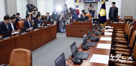 25일 서울 여의도 국회에서 열린 운영위원회 전체회의에서 국민의힘 이진숙 의원에 대한 제명 촉구 결의안 투표이 의결되고 있다.(이날 국민의힘 의원들은 회의에 불참했다.)