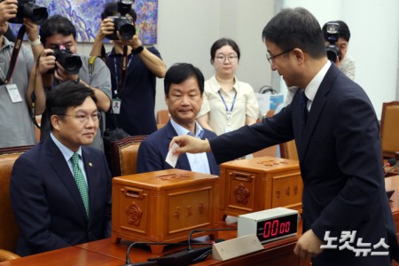 25일 서울 여의도 국회에서 열린 운영위원회 전체회의에서 한병도 운영위원장이 국민의힘 이진숙 의원에 대한 제명 촉구 결의안 투표를 하고 있다.(이날 국민의힘 의원들은 회의에 불참했다.)
