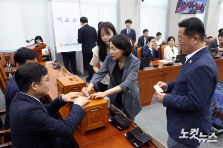 25일 서울 여의도 국회에서 열린 운영위원회 전체회의에서 국민의힘 이진숙 의원에 대한 제명 촉구 결의안 투표가 진행되고 있다. (이날 국민의힘 의원들은 회의에 불참했다.)