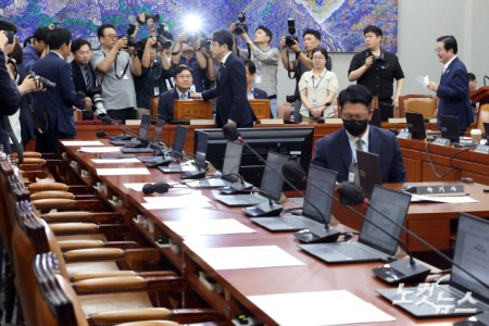 25일 서울 여의도 국회에서 열린 운영위원회 전체회의에서 국민의힘 이진숙 의원에 대한 제명 촉구 결의안 투표가 진행되고 있다. (이날 국민의힘 의원들은 회의에 불참했다.)