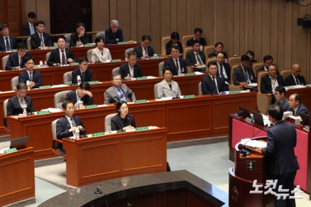 한성숙 국무총리가 25일 서울 여의도 국회에서 열린 예산결산특별위원회 제2차 전체회의에서 의원 질의에 답변을 하고 있다.