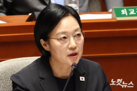 한성숙 국무총리가 25일 서울 여의도 국회에서 열린 예산결산특별위원회 제2차 전체회의에서 의원 질의에 답변을 하고 있다.
