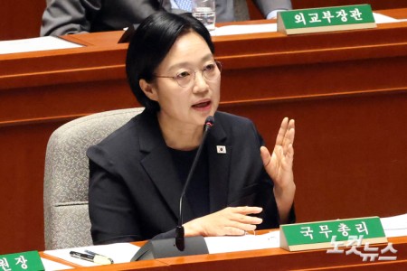 한성숙 국무총리가 25일 서울 여의도 국회에서 열린 예산결산특별위원회 제2차 전체회의에서 의원 질의에 답변을 하고 있다.