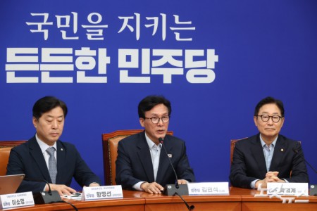 25일 서울 여의도 국회에서 열린 더불어민주당 대통합추진단 1차 회의에서 김민석 대표가 발언을 하고 있다.