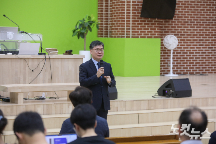 전주온누리교회 노은성 목사가 목회자 설교 세미나의 취지에 대해 설명하고 있다. 최화랑 기자