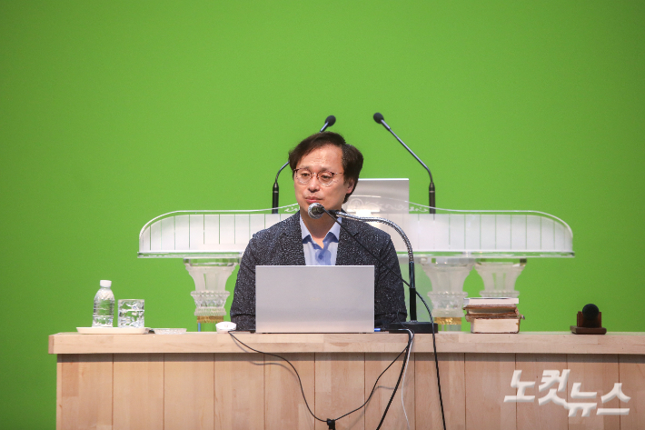 총신대학교 신학대학원 김희석 교수가 구약 주해 방법론과 설교 준비에 대해 강의하고 있다. 최화랑 기자
