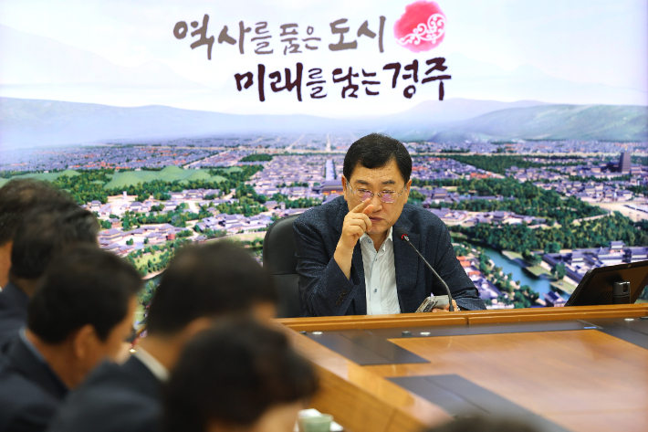 주낙영 경주시장이 국·소·본부장회의를 주재하며 추석 물가안정과 주요 현안 추진상황을 점검하고 있다. 경주시 제공