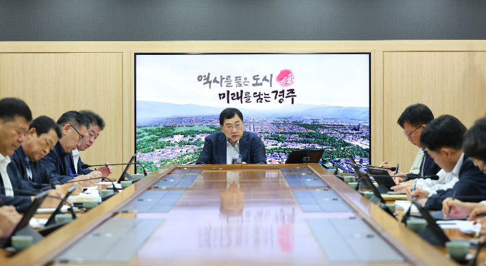 주낙영 경주시장이 국·소·본부장회의를 주재하며 추석 물가안정과 주요 현안 추진상황을 점검하고 있다. 경주시 제공