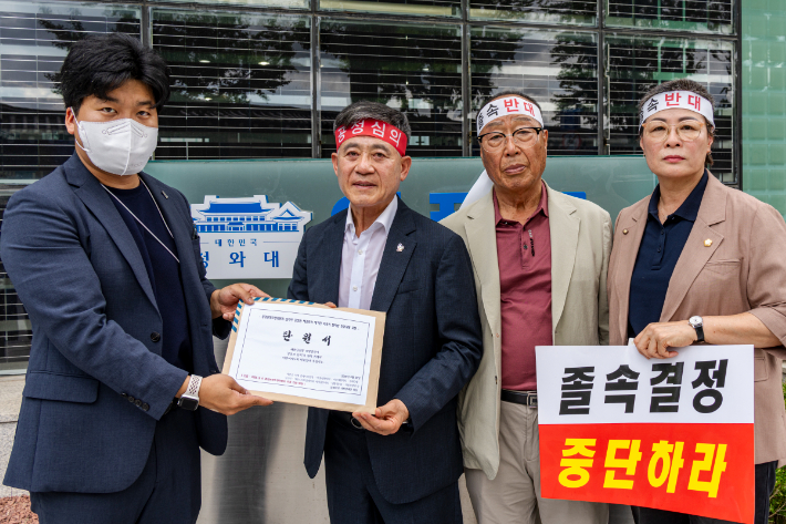 정성주 김제시장이 청와대에 탄원서를 전달하고 있다. 김제시 제공