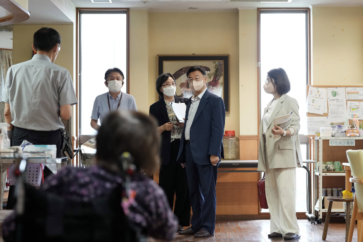신상진 성남시장이 24일 일본 나고야에 있는 아이코엔 노인보건시설을 방문해 관계자로부터 설명을 듣고 있다. 성남시 제공