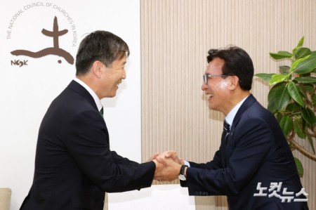 더불어민주당 김민석 대표(오른쪽)가 25일 오후 서울 종로구 한국기독교회관을 찾아 한국기독교교회협의회 박승렬 총무와 인사하고 있다. 2026.08.25. 국회사진기자단
