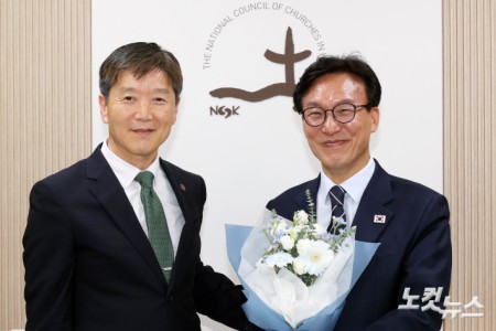 더불어민주당 김민석 대표(오른쪽)가 25일 오후 서울 종로구 한국기독교회관을 찾아 한국기독교교회협의회 박승렬 총무와 대화하기 전 박 총무에게 받은 꽃다발을 안은 채 기념촬영을 하고 있다. 2026.08.25. 국회사진기자단