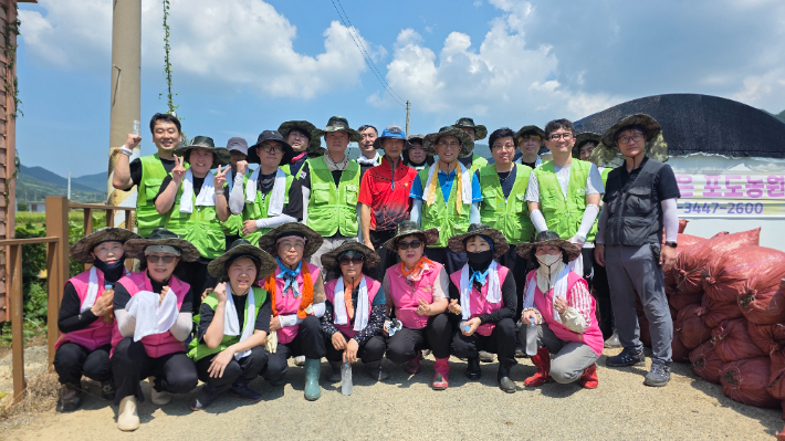 울산농협은 25일 경남 거제시 둔덕면의 포도 농가를 찾아 수해 복구 일손 돕기 활동을 진행했다. 농협중앙회 울산본부 제공
