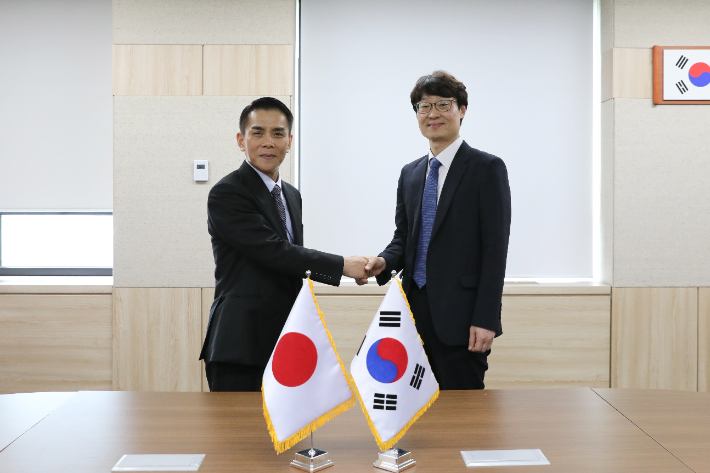 한국-일본 양자협력 회의에서 기념촬영을 하고 있는 국가데이터처 이명호(오른쪽) 차장과 아코 타이지로 일본 통계청 통계조사부장. 국가데이터처 제공