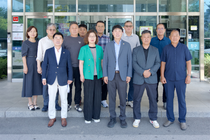 지난 24일 주문진에서 순회간담회를 시작한 허병관 강릉시의장. 강릉시의회 제공