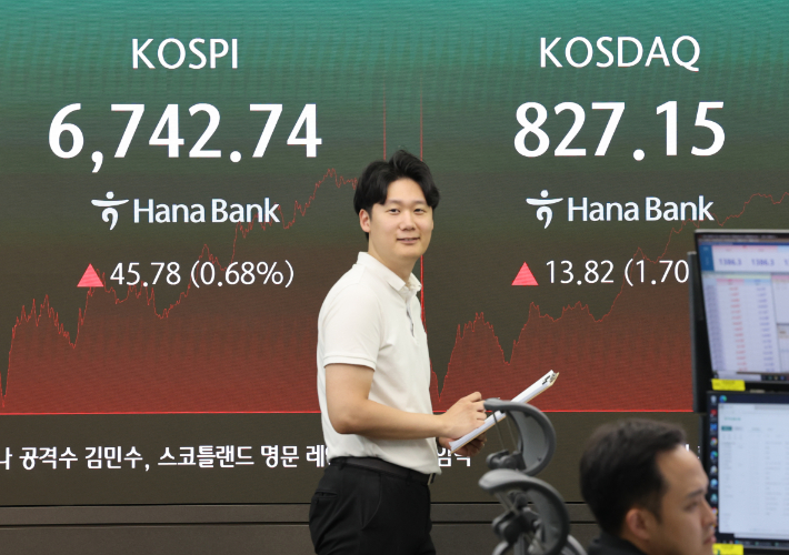 25일 서울 중구 하나은행 딜링룸 전광판에 코스피, 코스닥 지수 종가가 표시돼 있다. 연합뉴스